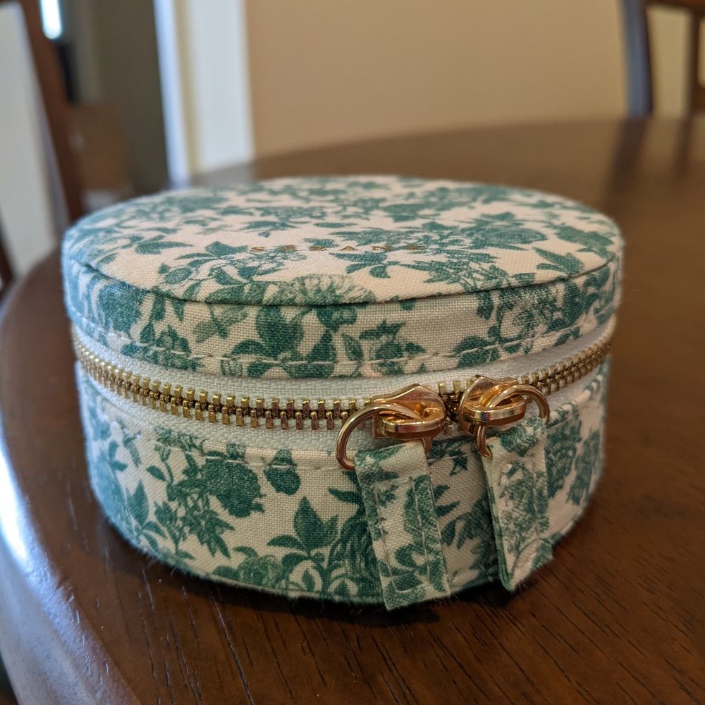 Sezane Jewelry case in green flowers